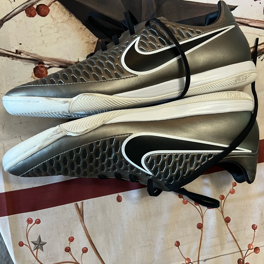 Nike Gray and Black Athletic Shoes with Textured Design - Picture 3 of 8
